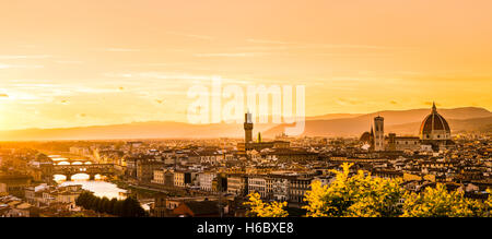 Vista panoramica della citta' al tramonto dal Piazzale Michelangelo, Piazzale Michelangelo, con Ponte Vecchio, Palazzo Vecchio e Foto Stock