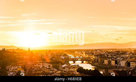 Vista panoramica della citta' al tramonto dal Piazzale Michelangelo, Piazzale Michelangelo, con Ponte Vecchio e dal fiume Arno, Firenze Foto Stock