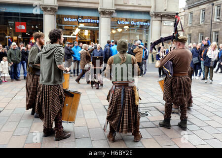 Tubi kilted musicisti di strada musicista di strada su Sauchihall Street, Glasgow Foto Stock