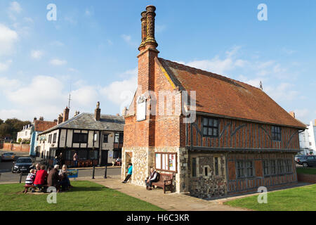 Xvi secolo discutibile Hall, un Tudor edificio con travi di legno di alloggiamento Museo Aldeburgh, Aldeburgh, Suffolk England Regno Unito Foto Stock