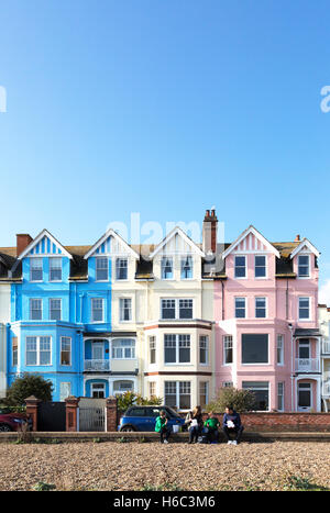 Case colorate Regno Unito; case colorate a schiera vittoriane sul lungomare di Aldeburgh in estate, Aldeburgh, Suffolk Inghilterra Regno Unito Foto Stock