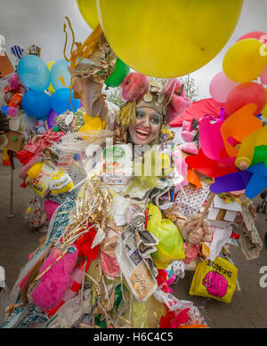 Donna vestito in costume durante celebrazioni del Giorno dell'indipendenza, Reykjavik, Islanda. Foto Stock