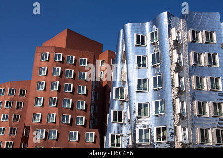 Germania, Duesseldorf, gli edifici Neuer Zollhof da Frank O. Gehry al porto Medienhafen. Foto Stock