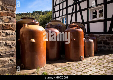 Germania, Hagen, Hagen open-air Museum, grandi brocche di argilla di fronte all'antica birreria di aceto e la senape mulino. Foto Stock