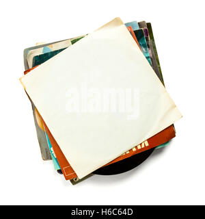 Pila di vecchi dischi in vinile, ad alto angolo di visione, parte superiore uno con manicotto vuoto, isolato su sfondo bianco Foto Stock