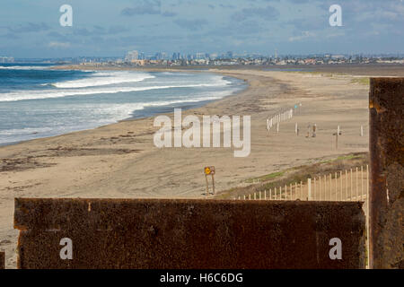 Tijuana, Messico - STATI UNITI-Messico recinzione di confine dove incontra l'Oceano Pacifico. San Diego, la California è la spiaggia. Foto Stock