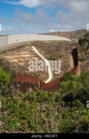 Tijuana, Messico - più recinti correre lungo gli Stati Uniti-Messico confine vicino all'Oceano Pacifico. Foto Stock