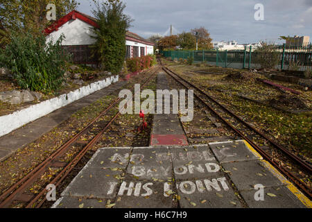 Il segno 'No Public Beyond this point'; l'autunno parte sulle tracce della disusata e trascurata Lakeside Miniature Railway, Southport, Merseyside, UK Foto Stock