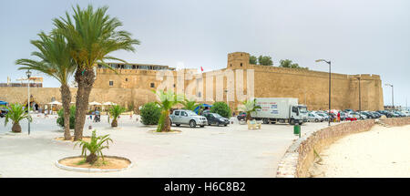 Il moderno lungomare con vista sulle alte mura di Medina Foto Stock