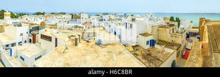 Le case della Medina con il mare Mediterraneo sullo sfondo Foto Stock