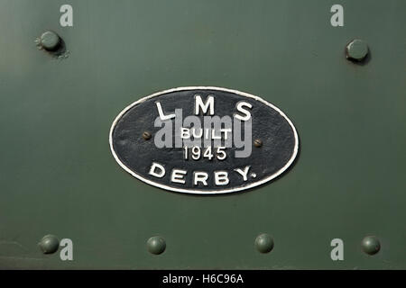 LMS motore a vapore la placca incisa con costruito 1945 Derby. Green London Midland Scozia in treno. Foto Stock