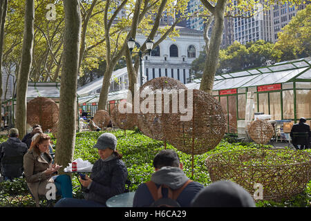 New York, Stati Uniti. 26 ott 2016. Bryant Park Holiday negozi e Winter Village, Bank of America sponsor si avvicina all'apertura annuale, 29 ottobre 2016. Libera il pattinaggio su ghiaccio, pop up Holiday negozi e il prossimo Natale illuminazione ad albero kick off la stagione invernale in NYC. © Mark J Sullivan/Pacific Press/Alamy Live News Foto Stock