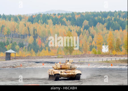 Modernizzate serbatoio T-90S in azione Foto Stock