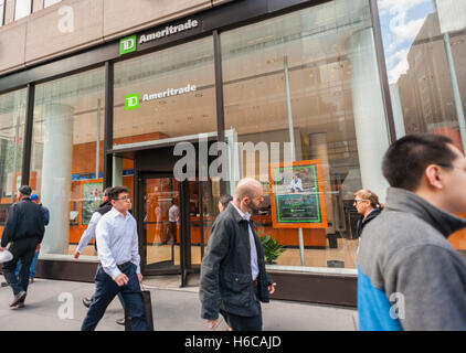 Un TD Ameritrade Holding Corp. succursale in New York lunedì, 24 ottobre 2016. TD Ameritrade Holding acquisteranno Scottrade servizi finanziari in un accordo del valore di 4 miliardi di dollari. (© Richard B. Levine) Foto Stock