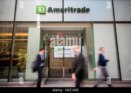 Un TD Ameritrade Holding Corp. succursale in New York lunedì, 24 ottobre 2016. TD Ameritrade Holding acquisteranno Scottrade servizi finanziari in un accordo del valore di 4 miliardi di dollari. (© Richard B. Levine) Foto Stock