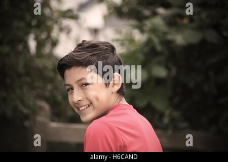 Ritratto di giovane ragazzo sorridente - prese con vintage lente tedesco. Dissaturato con aggiunta di vignettatura Foto Stock