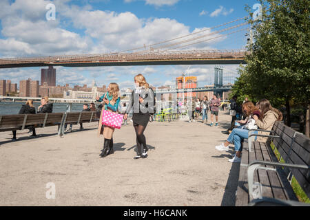 Gli ospiti godono di Ponte di Brooklyn Park di New York di domenica 23 ottobre, 2016. (© Richard b. Levine) Foto Stock