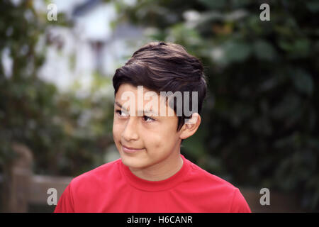 Ritratto di ispanici sorridente giovane ragazzo - prese con lente vintage Foto Stock