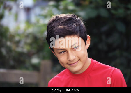 Ritratto di ispanici sorridente giovane ragazzo - prese con lente vintage Foto Stock