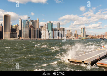 Il vento, increspato acque dell'East River rottura nei confronti di un frangiflutti in Ponte di Brooklyn Park di New York di domenica 23 ottobre, 2016. Le raffiche di vento hanno raggiunto 55 mph con la città di emettere un avviso di vento. Il lunedì è previsto per essere più caldo con meno vento. (© Richard B. Levine) Foto Stock