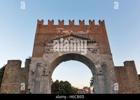 Arco di Augusto al tramonto a Rimini, Italia. Romanica antica porta della città - punto di riferimento storico, il più antico romano un Foto Stock