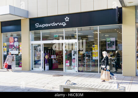 Un ramo di Superdrug, la salute e la bellezza rivenditore, nel centro di Vancouver, King's Lynn, Norfolk. Foto Stock