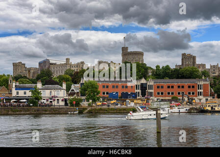 Lo skyline della città di Windsor attraverso il fiume Tamigi in Berkshire County, Inghilterra. Foto Stock