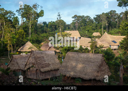 Un ayahuasca shipibo medicina vegetale healing center nell'Amazzonia peruviana foresta pluviale in una radura della giungla Foto Stock