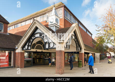 Ingresso al cigno passeggiata shopping center a Horsham, Sussex, Regno Unito. Foto Stock