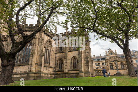 Vista esterna del famoso edificio medievale della cattedrale della città di Manchester nel Regno Unito Foto Stock