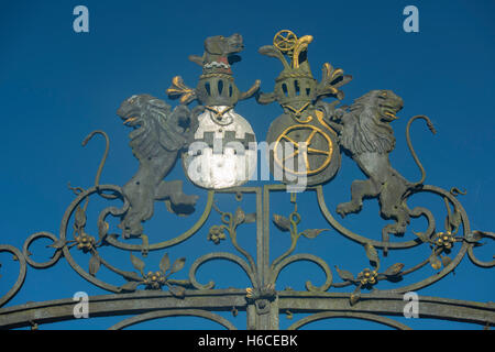 Deutschland, NRW, Lüdenscheid, Wasserschloss Neuenhof Elspetal im, Wappen über dem schmiedeeisenem Tor Foto Stock