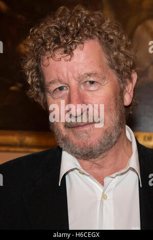 Londra, Regno Unito. Il 26 ottobre 2016. Scrittore Sebastian Faulks assiste la reception. S.a.r. il principe Charles, Principe di Galles si unisce celebrata autori, editori e altri ospiti presso una reception a Spencer House per celebrare il venticinquesimo anniversario della rinascita della Everyman biblioteca, uno specialista hardback casa editrice. Foto Stock