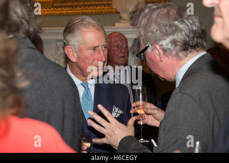 Londra, Regno Unito. Il 26 ottobre 2016. S.a.r. il principe Charles, Principe di Galles si unisce celebrata autori, editori e altri ospiti presso una reception a Spencer House per celebrare il venticinquesimo anniversario della rinascita della Everyman biblioteca, uno specialista hardback casa editrice. Foto Stock