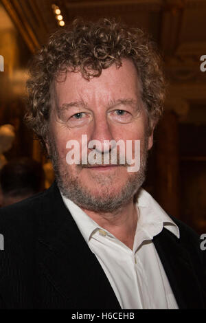 Londra, Regno Unito. Il 26 ottobre 2016. Scrittore Sebastian Faulks assiste la reception. S.a.r. il principe Charles, Principe di Galles si unisce celebrata autori, editori e altri ospiti presso una reception a Spencer House per celebrare il venticinquesimo anniversario della rinascita della Everyman biblioteca, uno specialista hardback casa editrice. Foto Stock