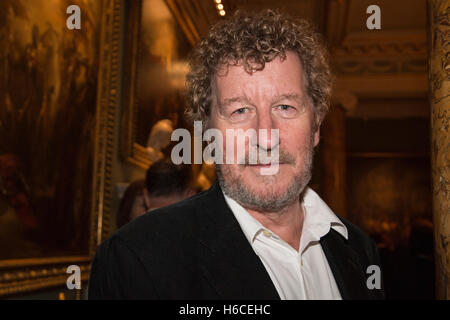 Londra, Regno Unito. Il 26 ottobre 2016. Scrittore Sebastian Faulks assiste la reception. S.a.r. il principe Charles, Principe di Galles si unisce celebrata autori, editori e altri ospiti presso una reception a Spencer House per celebrare il venticinquesimo anniversario della rinascita della Everyman biblioteca, uno specialista hardback casa editrice. Foto Stock