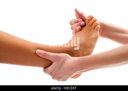 Extreme close up osteopata facendo riflessologia plantare sul piede femminile. Isolato su sfondo bianco sfondo. Foto Stock