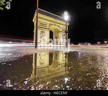 Arc de Triomphe e la riflessione di notte Foto Stock