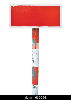 Red dipinte a mano e divieto di cartello segnaletico orizzontale della scheda segnaletica metallica, telaio bianco, copia di sfondo spazio, vecchio di età weathered Foto Stock