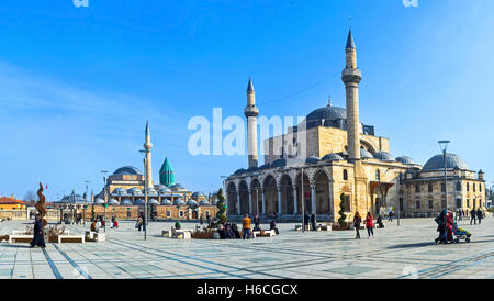 La piazza centrale della città vecchia con il museo di Mevlana sullo sfondo e la Moschea Selimiye Foto Stock