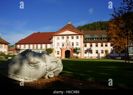 Il Rathaus o Municipio con la scultura della testa del santo vescovo Blasius, comune Sankt Blasien, Foresta Nera, Albtal, Germania Foto Stock