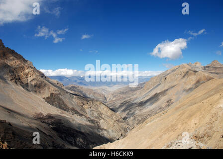 Il paesaggio di montagna arida del telecomando Damodar Himal nella regione di Mustang del Nepal un'area visitato per la prima volta da Bill Tilman Foto Stock