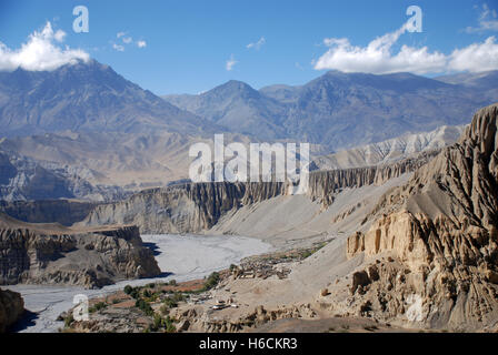 Il paesaggio di montagna arida del telecomando Damodar Himal nella regione di Mustang del Nepal un'area visitato per la prima volta da Bill Tilman Foto Stock