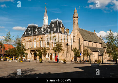 Bishop Auckland, County Durham, Regno Unito. Il Victorian municipio gotico nel luogo di mercato, contenente la libreria e un teatro Foto Stock