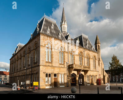 Bishop Auckland, County Durham, Regno Unito. Il Victorian municipio gotico nel luogo di mercato, contenente la libreria e un teatro Foto Stock