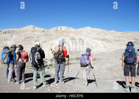 Vista trekkers il paesaggio di montagna arida del telecomando Damodar Himal nella regione di Mustang del Nepal Foto Stock