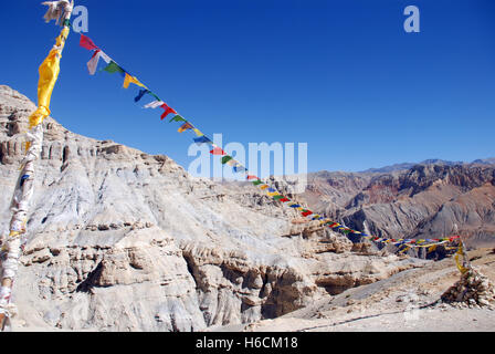 La preghiera buddista bandiere su un passa alto nella zona di Mustang del Nepal Foto Stock