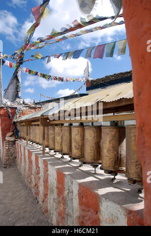 Ruote della preghiera nella città di Lo Manthang capitale della regione di mustang del Nepal Foto Stock