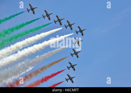 I Frecce Tricolori hanno eseguito la loro esposizione al Royal International Air Tattoo RIAT 2014 a Fairford, Regno Unito Foto Stock