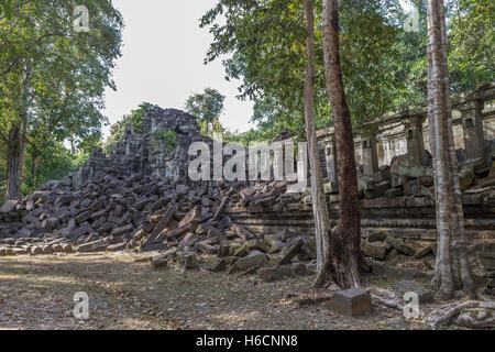 Rovine dei templi, Boeng Mealea, aka Boeng Mealea, Siem Reap, Cambogia Foto Stock