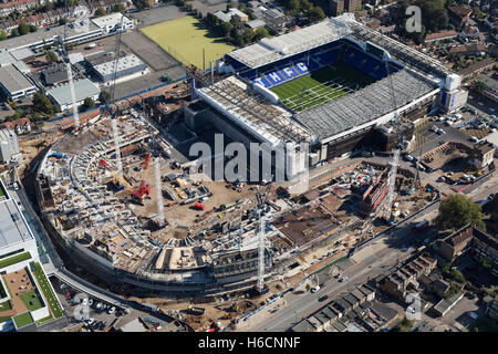 Tottenham Hotspur FC stadio di nuova costruzione. White Hart Lane è stata parzialmente demolita davanti dell'edificio. Foto Stock